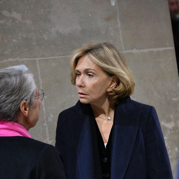 La ministre de l'Education nationale sortante Elisabeth Borne et la présidente de la région Ile-de-France Valérie Pecresse lors de la cérémonie d'intronisation de Robert Badinter, ancien ministre de la Justice, au Panthéon à Paris, France, le 9 octobre 2025. Photo par Eliot Blondet/ABACAPRESS.COM