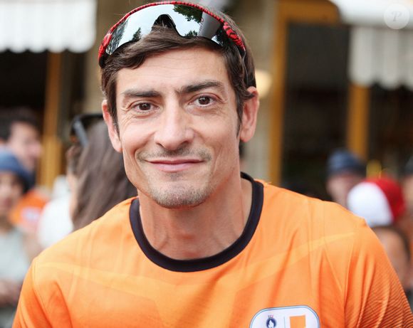 Claude Dartois (Koh Lanta) lors du marathon Orange Night Run, une boucle de 5,274 km le long des quais de Seine, pour tenter de remporter l'un des 1000 dossards pour le Marathon Pour Tous des Jeux Olympiques de Paris 2024, à Paris, France, le 17 juin 2023. © Jonathan Rebboah/Panoramic/Bestimage