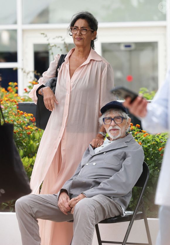 Pierre Richard et sa femme Ceyla Lacerda au photocall du film "L'Homme Qui A Vu L'Ours Qui A Vu L'Homme" lors du 78ème Festival International du Film de Cannes, au Palais des Festivals à Cannes, France, le 22 mai 2025. © Jacovides-Moreau/Bestimage