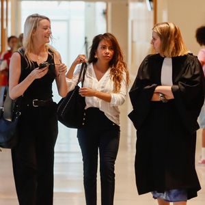 De leur côté, les deux plaignantes ont une incapacité totale de travail supérieure à huit jours.

L'une des plaignantes (au centre), entourée d'une amie et de l'une de ses avocates - Procès de Stéphane Plaza pour violences conjugales au tribunal de Paris Batignolles à Paris, France, le 28 août 2024. © Christophe Clovis / Bestimage