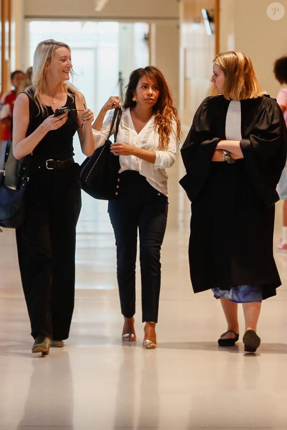 De leur côté, les deux plaignantes ont une incapacité totale de travail supérieure à huit jours.

L'une des plaignantes (au centre), entourée d'une amie et de l'une de ses avocates - Procès de Stéphane Plaza pour violences conjugales au tribunal de Paris Batignolles à Paris, France, le 28 août 2024. © Christophe Clovis / Bestimage