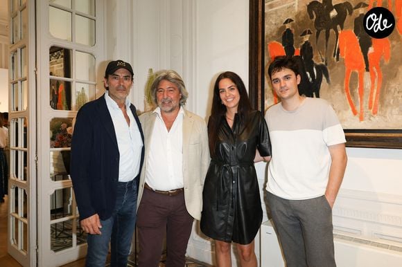 Exclusif - Anthony Delon, Arnaud Cornette de Saint Cyr, Anouchka Delon et Alain-Fabien Delon au cocktail à l'issue de la conférence de presse pour la vente de la collection Alain Delon chez Bonhams Cornette de Saint Cyr à Paris le 19 juin 2023 © Coadic Guirec/Bestimage