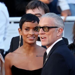 Vincent Cassel et sa compagne Narah Baptista - Montée des marches du film « Histoires parallèles » lors du 79ème Festival International du Film de Cannes, le 14 mai 2026. 

Photo de Jacovides-Moreau / Bestimage