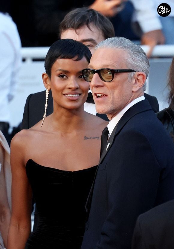 Vincent Cassel et sa compagne Narah Baptista - Montée des marches du film « Histoires parallèles » lors du 79ème Festival International du Film de Cannes, le 14 mai 2026. 

Photo de Jacovides-Moreau / Bestimage