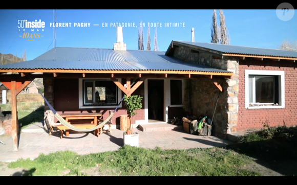 Il vit plus précisément en Patagonie, une région vaste et sauvage du pays. 

Capture d'écran Vimeo, images tirées de TF1 - 50 Minutes Inside - Florent Pagny en Patagonie en toute intimité.