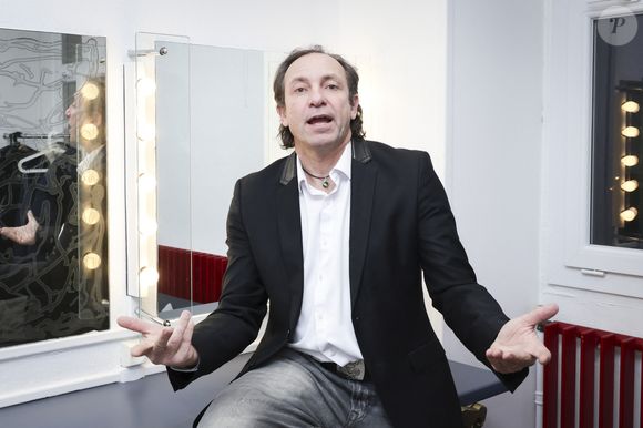 Exclusif - Philippe Candeloro pose en backstage avant la représentation de la pièce " Ça patine à Tokyo " avec N.Montfort au théatre de Longjumeau, France, le 31 janvier 2025. © Jack Tribeca/Bestimage