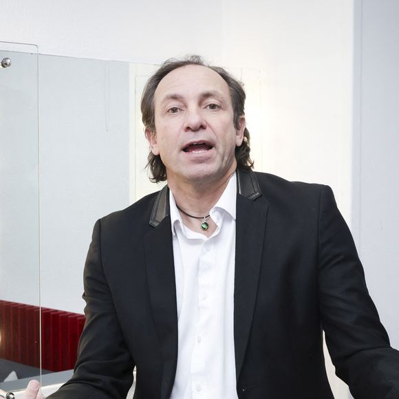 Exclusif - Philippe Candeloro pose en backstage avant la représentation de la pièce " Ça patine à Tokyo " avec N.Montfort au théatre de Longjumeau, France, le 31 janvier 2025. © Jack Tribeca/Bestimage