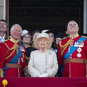 Camilla Parker Bowles, duchesse de Cornouailles, le prince Charles, prince de Galles, la reine Elisabeth II d’Angleterre, le prince Andrew, duc d’York, le prince Harry, duc de Sussex, et Meghan Markle, duchesse de Sussex, la princesse Beatrice d’York, la princesse Eugenie d’York, la princesse Anne, isla Phillips, James Mountbatten-Windsor, vicomte Severn - La famille royale au balcon du palais de Buckingham lors de la parade Trooping the Colour 2019, célébrant le 93ème anniversaire de la reine Elisabeth II, Londres, le 8 juin 2019 ©EXPRESS SYNDICATION / BESTIMAGE