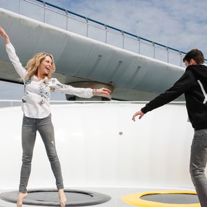 Exclusif - Tonya Kinzinger avec son fils lors de l'inauguration de Futuropolis, la nouvelle ville des enfants, dans le parc du Futuroscope à Poitiers le 13 avril 2019. 

© Philippe Doignon / Bestimage
