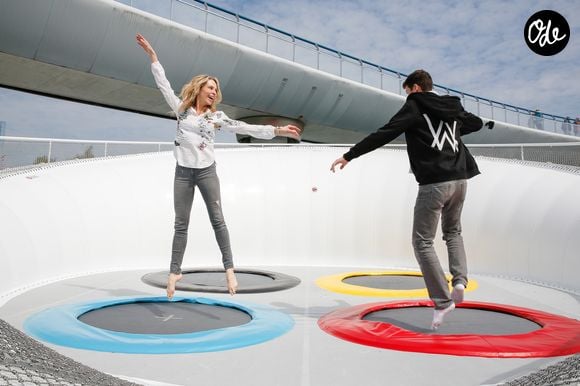 Exclusif - Tonya Kinzinger avec son fils lors de l'inauguration de Futuropolis, la nouvelle ville des enfants, dans le parc du Futuroscope à Poitiers le 13 avril 2019. 

© Philippe Doignon / Bestimage