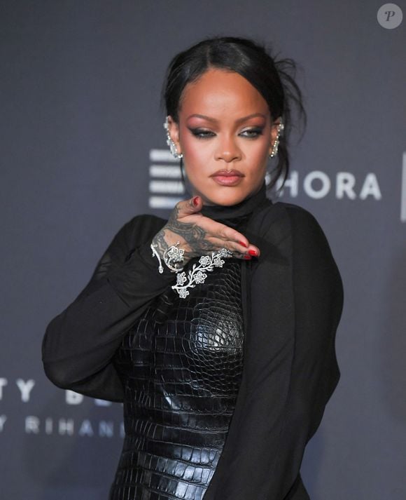 Mumbai, INDE La superstar mondiale est éblouissante dans une robe Alaïa moulante lors de la soirée organisée pour le lancement de Fenty Beauty à Mumbai, en Inde.



Sur la photo : Rihanna