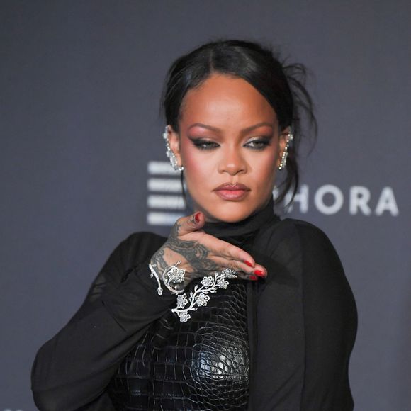 Mumbai, INDE La superstar mondiale est éblouissante dans une robe Alaïa moulante lors de la soirée organisée pour le lancement de Fenty Beauty à Mumbai, en Inde.



Sur la photo : Rihanna