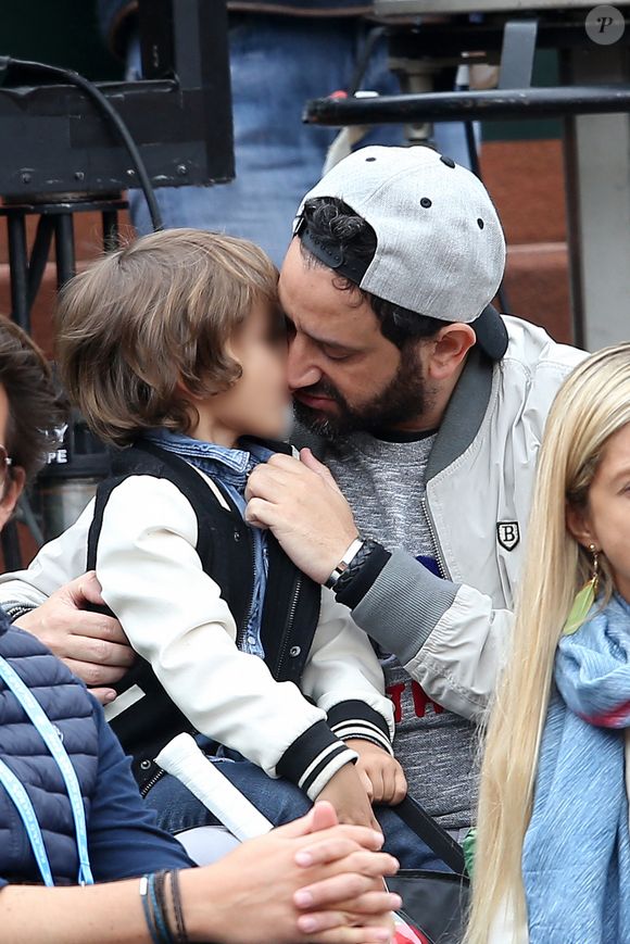 Cyril Hanouna et son fils Lino - People dans les tribunes des internationaux de France de Roland Garros à Paris le 4 juin 2016. © Moreau - Jacovides / Bestimage