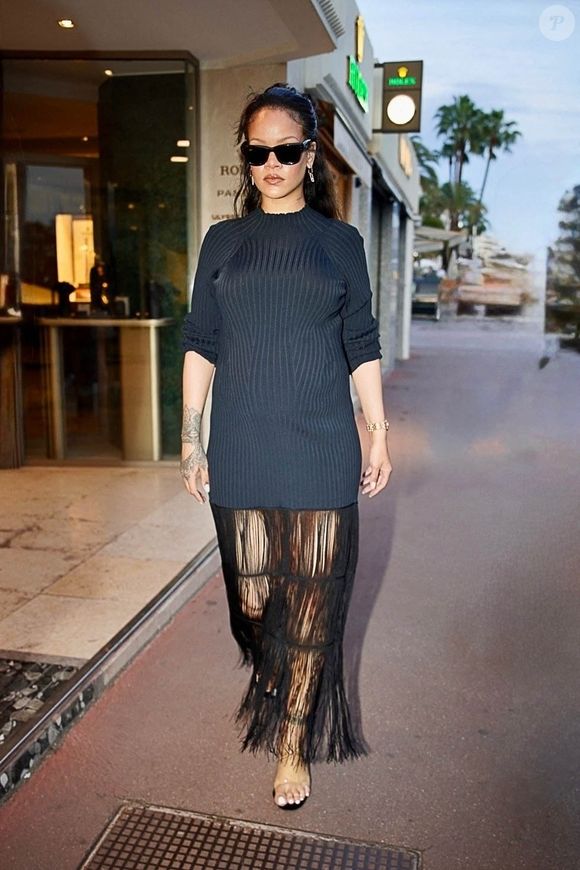 Et à chaque fois, son ventre arrondi a fait sensation ! Rihanna est en effet enceinte de son troisième enfant.

Rihanna brave la frénésie médiatique, à Cannes, en marge du festival du film, à l'occasion d'une séance de shopping en solo, et entre dans une boutique Messika, le 21 mai 2025. Backgrid USA / Bestimage