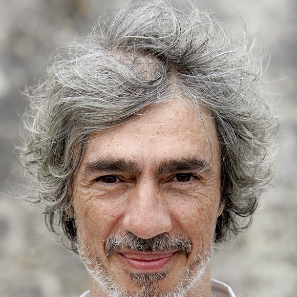 Le chanteur français Louis Bertignac pose pendant le festival de musique 'FrancoFolies' à La Rochelle près de Bordeaux, France, le 17 juillet 2005. Photo par Patrick Bernard/ABACAPRESS.COM.