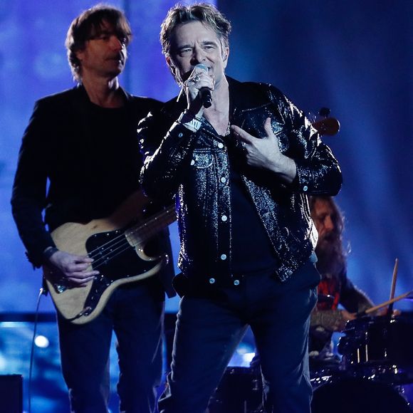 “Souvent je me rends seul sur le balcon avec une bouteille de whisky à mes côtés qui me permet de penser positivement à la vie”, prétend le brouteur

David Hallyday lors de l’émission "La grande soirée du 31 décembre de Paris" diffusée sur France 2 sur les Champs-Elysées à Paris, France, le 31 décembre 2024.  © Clovis-Tribeca/Bestimage