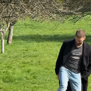 M. Pokora ouvre les portes de sa maison de campagne.