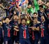 Marquinhos soulève la coupe aux grandes oreilles avec ses coéquipiers Nuno Mendez, Willian pacho, Fabian Ruiz, Gianluigi Donnaruma,  Désiré Doué, Achraf Hakiml, Vitinha, Joao Neves, Khvicha Kvaratskhelia, Ousmane Dembélé, Presnel Kimpembe, Lucas Beraldo, Matvei Safonov, Kang-In Lee - Le PSG remporte la Ligue Des Champions, pour la première fois de son histoire, face à l'Inter Milan (5-0) à l'Allianz Arena de Munich © Cyril Moreau/Bestimage
