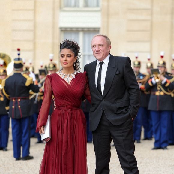 Salma Hayek et son mari François-Henri Pinault - Arrivée des invités au dîner d'Etat en l'honneur du président chinois Xi Jinping et de sa femme la Première Dame Peng Liyuan au palais présidentiel de l'Elysée à Paris, France, le 6 mai 2024. © Cyril Moreau/Bestimage