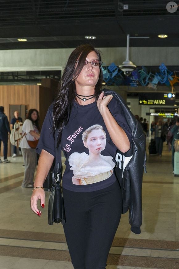 L'actrice française Adèle Exarchopoulos a été aperçue à son arrivée à l'aéroport de Nice avant le 79e Festival de Cannes, portant un ensemble entièrement noir composé d'un t-shirt graphique, d'un legging, d'un sac à bandoulière Lacoste et de mules noires. La star avait l'air à la fois confortable et chic alors qu'elle se préparait pour le festival sur la Côte d'Azur.