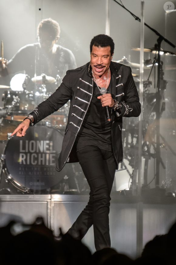 Il a même eu la chance d’effectuer une traversée à bord du France, qui lui avait été offerte en échange d’un concert donné sur le paquebot.

Lionel Richie en concert au Zenith de Paris le 29 mars 2015. @LIONEL URMAN  / BESTIMAGE
