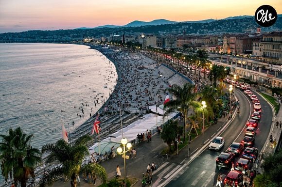 Les prises de vues se poursuivront dans toute la région jusqu'à la fin du mois avant la sortie prévue du film l'an prochain.   

Illustration du public regardant l'eclipse solaire depuis la Promenade des Anglais à Nice, le 12 août 2026. 

© Bruno Bebert / Bestimage