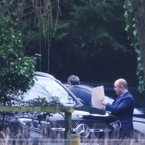 Dans le cadre de cette enquête, des perquisitions ont été menées par les autorités dans plusieurs de ses résidences, notamment au domaine de Sandringham.
Andrew Mountbatten Windsor arrêté à son domicile de Sandringham, le jour de son 66ème anniversaire, pour soupçons de "faute dans l'exercice de fonctions officielles" dans le cadre de l'affaire Epstein, le 19 février 2026. L'ex prince fait l'objet d'une enquête pour ses liens avec le défunt pédocriminel, avec qui il aurait partagé des documents confidentiels du gouvernement.