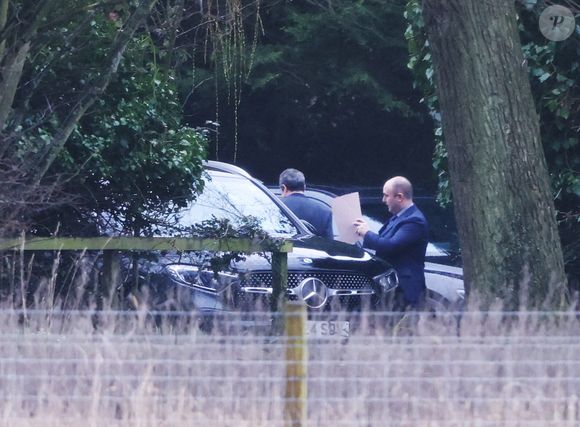 Dans le cadre de cette enquête, des perquisitions ont été menées par les autorités dans plusieurs de ses résidences, notamment au domaine de Sandringham.

Andrew Mountbatten Windsor arrêté à son domicile de Sandringham, le jour de son 66ème anniversaire, pour soupçons de "faute dans l'exercice de fonctions officielles" dans le cadre de l'affaire Epstein, le 19 février 2026. L'ex prince fait l'objet d'une enquête pour ses liens avec le défunt pédocriminel, avec qui il aurait partagé des documents confidentiels du gouvernement.