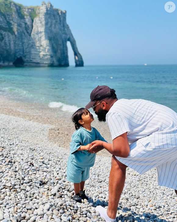 La famille est déjà composée de Keyden, Aylan, et les jumeaux Eyna et Emir

Le mari de Hanaa Elah et un enfant sur la plage ©Hanaa Elah - Instagram