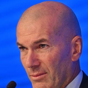 L'ancien international français de football Zinédine Zidane s'exprime lors d'une conférence de presse visant à le présenter comme le nouveau sélectionneur de l'équipe de France, au siège de la Fédération française de football (FFF) à Paris, le 28 juillet 2026. © Christian Liewig/Bestimage