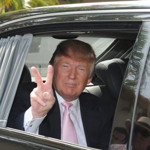 Exclusif - Donald Trump fait le signe de la victoire dans sa voiture alors qu'il se rend à la "South Florida Tea Party's Tax Day Rally" à Boca Raton Agence - Bestimage
