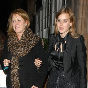 Sarah Ferguson et sa fille la princesse Béatrice ont quitté le Harry's Bar à Mayfair, Londres, Royaume-Uni, le 5 mars 2012. © PCN/ABACAPRESS.COM