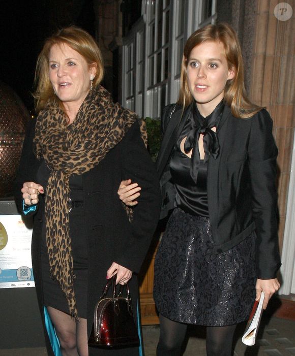 Sarah Ferguson et sa fille la princesse Béatrice ont quitté le Harry's Bar à Mayfair, Londres, Royaume-Uni, le 5 mars 2012. © PCN/ABACAPRESS.COM