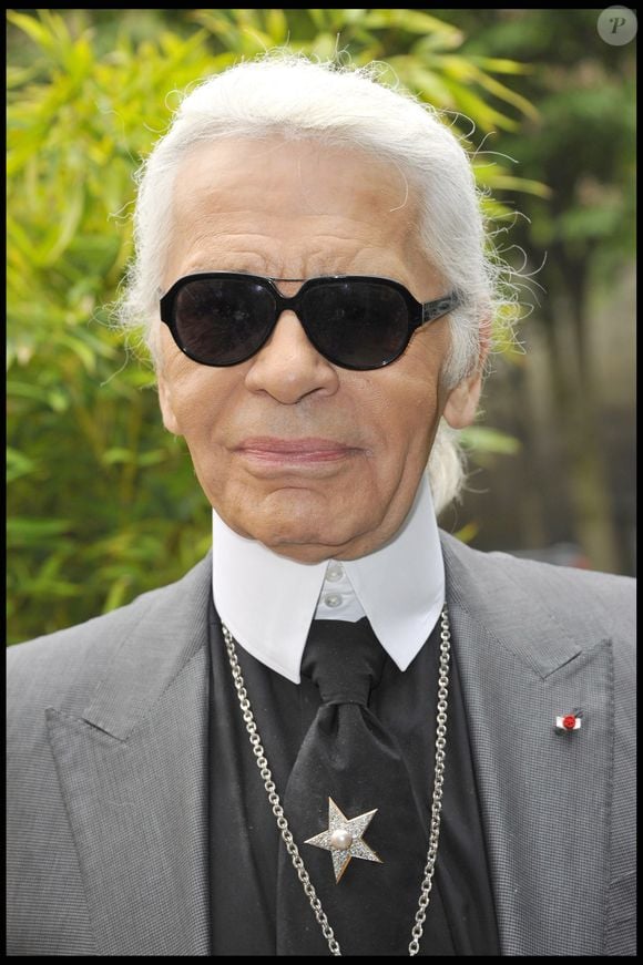 Fasciné par le collectif Memphis découvert à Milan, Karl Lagerfeld transforme son intérieur en un décor radical, coloré et géométrique.

Karl Lagerfeld, portrait  COADIC GUIREC / BESTIMAGE