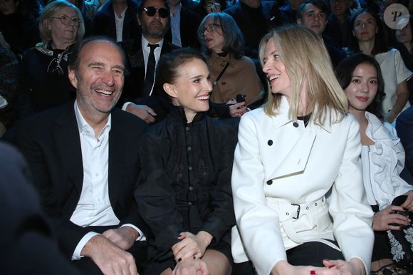 Xavier Niel, Natalie Portman et Delphine Arnault (Présidente de Dior) - Célébrités au Défilé de Mode Dior, Prêt-à-porter Automne / Hiver 2025-2026 dans le cadre de la Fashion Week de Paris, France, le 04 Mars 2025. 

© Bertrand Rindoff / Bestimage
