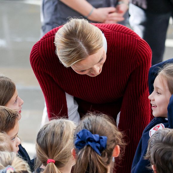 La princesse Charlène de Monaco au Grimaldi Forum, accompagnée du champion monégasque de descente en apnée, Pierre Frolla, et la nouvelle directrice de sa Fondation Mme Anne Boggio, pour accueillir tous les élèves de Cours Préparatoire (CP) de Monaco (316 enfants) pour une matinée de sensibilisation à la prévention de la noyade à Monaco, le 28 novembre 2025. Claudia Albuquerque/Bestimage