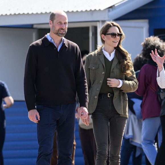 Le prince William et Kate Middleton, connus sous le nom de duc et duchesse de Rothesay lorsqu'ils sont en Écosse, rencontrent les responsables du service public de ferry ainsi que les membres de la communauté qui l'utilisent avant de prendre le ferry pour traverser l'eau jusqu'à l'île d'Iona, le dernier jour de la visite royale sur l'île de Mull, au Royaume-Uni, le 30 avril 2025. Photo par Doug Peters/EMPICS Entertainment/PA Wire/ABACAPRESS.COM