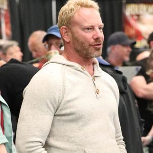 Hollywood, CA - EXCLUSIF - Ian Ziering a été aperçu en train de discuter avec ses anciens collègues de 90210 lors d'une réunion.
Backgrid USA / Bestimage