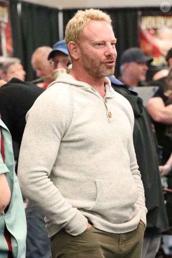 Hollywood, CA - EXCLUSIF - Ian Ziering a été aperçu en train de discuter avec ses anciens collègues de 90210 lors d'une réunion.
Backgrid USA / Bestimage