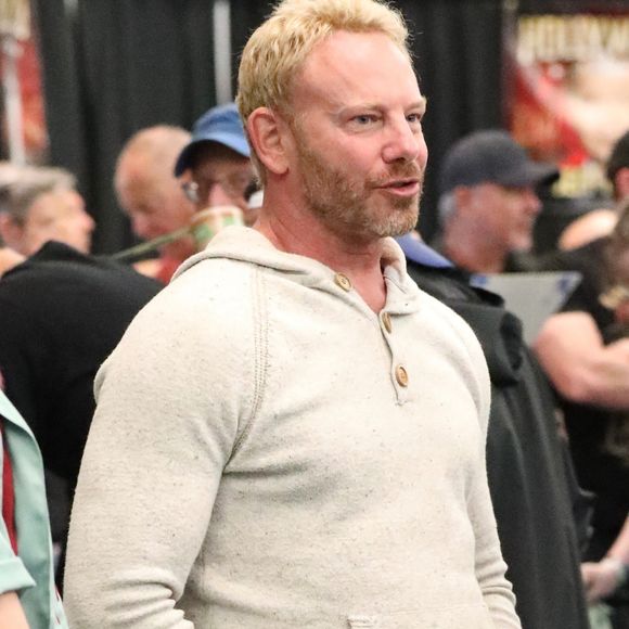 Hollywood, CA - EXCLUSIF - Ian Ziering a été aperçu en train de discuter avec ses anciens collègues de 90210 lors d'une réunion.
Backgrid USA / Bestimage