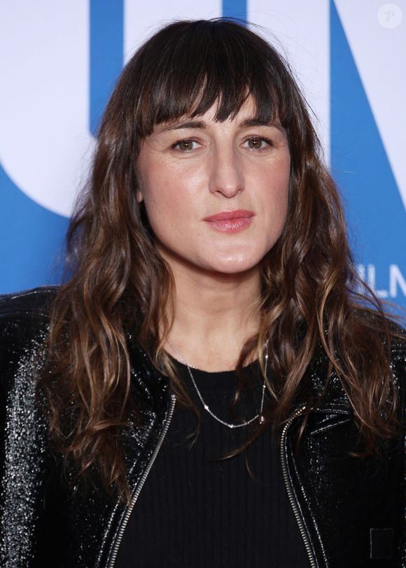 Elle décrit cette maternité comme "l'expérience magique de la puissance du corps".

Juliette Armanet lors de la première du film 'La maison des femmes' au cinéma Pathé Palace le 19 Février 2026 à Paris. © Denis Guignebourg / BestImage