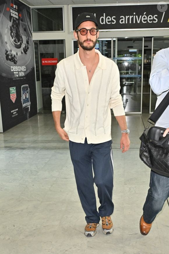 Pierre Niney arrive à l'aéroport de Nice avant le 78ème Festival de Cannes à Nice, France, le 17 mai 2025. Photo by Julien Reynaud/APS-Medias/ABACAPRESS.COM