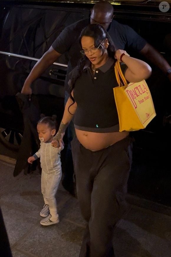 Rihanna et son fils Riot arrivent à l'hôtel Royal Monceau à Paris, le 2 juillet 2025.

Photo : Backgrid USA / Bestimage