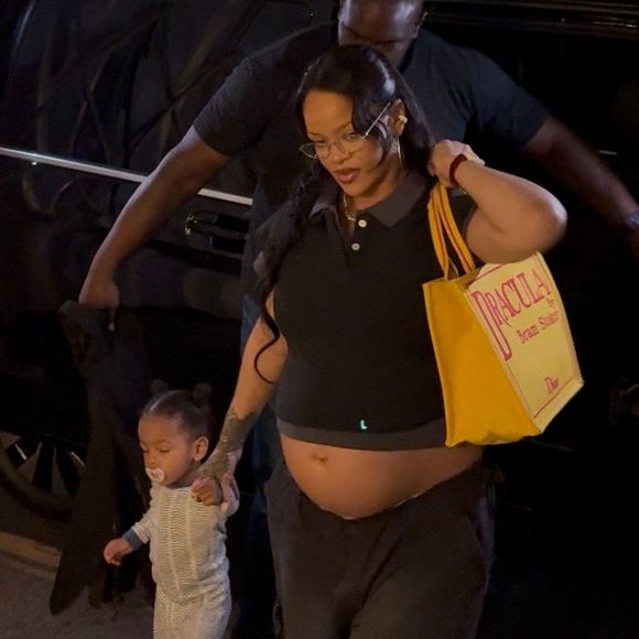 Rihanna et son fils Riot arrivent à l'hôtel Royal Monceau à Paris, le 2 juillet 2025.

Photo : Backgrid USA / Bestimage