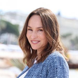 Vanessa Demouy - Photocall de "Ici tout commence" lors du 7ème festival international Canneséries à Cannes. © Denis Guignebourg / Bestimage