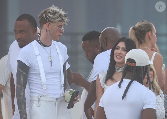 C’est Machine Gun Kelly qui a révélé la nouvelle.

Machine Gun Kelly, Megan Fox à la fête de l'indépendance de Michael Rubin dans les Hamptons, USA, le 4 juillet 2024.