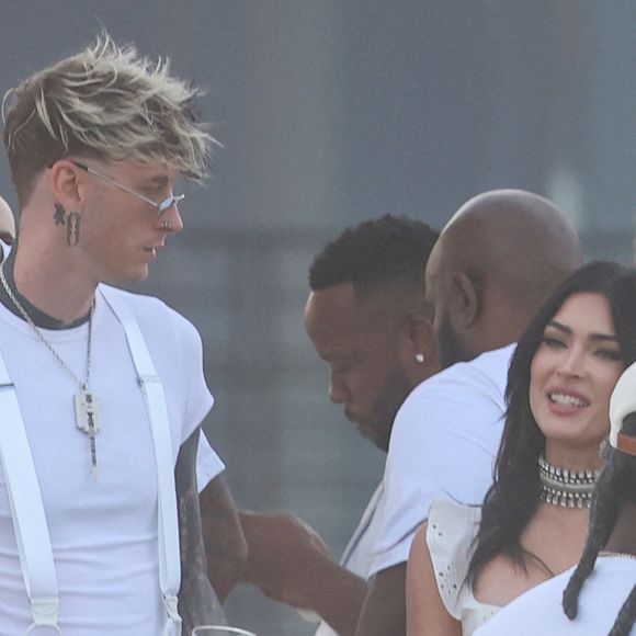 C’est Machine Gun Kelly qui a révélé la nouvelle.

Machine Gun Kelly, Megan Fox à la fête de l'indépendance de Michael Rubin dans les Hamptons, USA, le 4 juillet 2024.