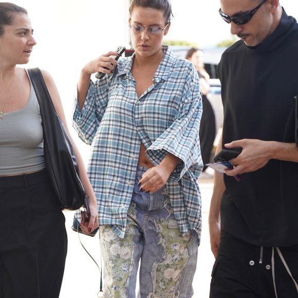 Adèle Exarchopoulos a été aperçue sur la Croisette, durant le Festival de Cannes, vêtue d'une veste à carreaux bleu clair associée à un pantacourt en jean déchiré agrémenté de détails en dentelle, d'escarpins blancs à bouts pointus et d'un grand sac cabas Cannes. Backgrid USA / Bestimage