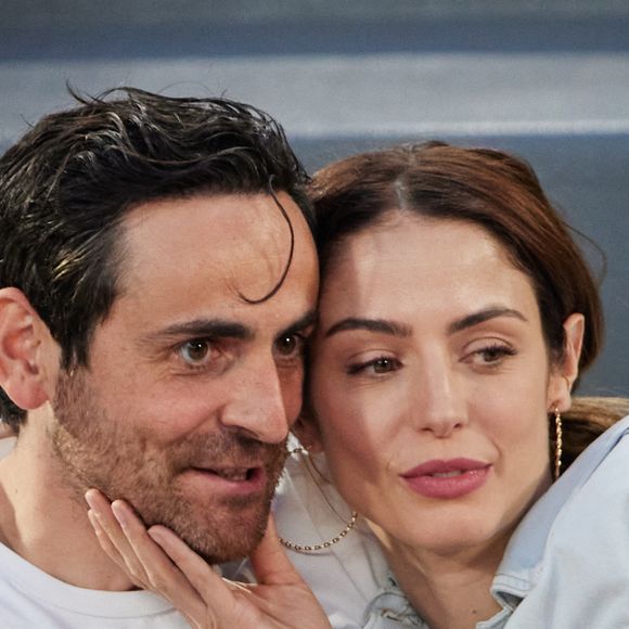 La journaliste, maman d'un petit garçon, se confie sur les sacrifices et les défis qu'elle rencontre depuis sa naissance.

Camille Combal et sa femme Marie en tribunes lors des Internationaux de France de tennis de Roland Garros 2023, à Paris, France, le 6 juin 2023. © Jacovides-Moreau/Bestimage