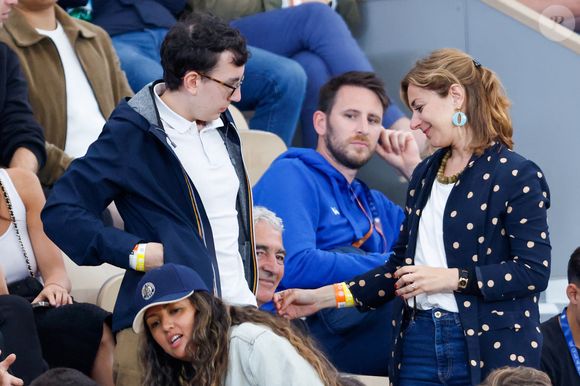 Raymond Domenech et sa compagne en tribunes lors des Internationaux de France de Tennis de Roland Garros 2025, à Paris, France, le 6 juin 2025. © Jacovides-Moreau/Bestimage
